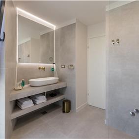 4 bedroom villa with heated pool and sea view in Vinišće, sleeps 8